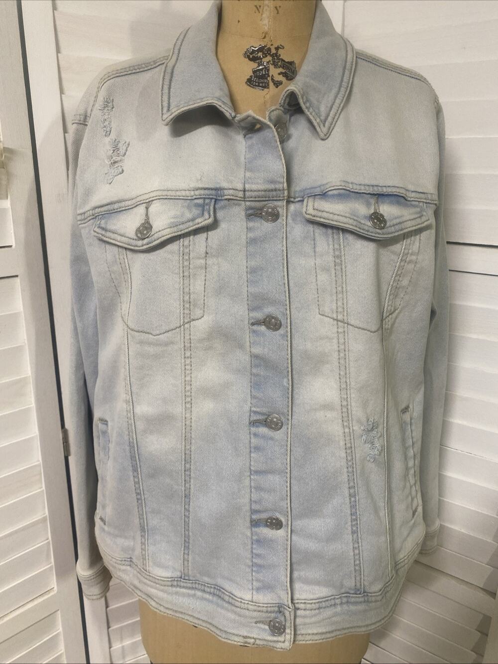 AVA & VIV Womens 2X Plus Denim Jacket Light Wash Distressed Jean Button Trucker